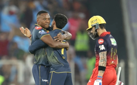 ஒரே ஓவரில் 5 பவுண்டரிகள் – கிறிஸ் கெய்லின் 13 ஆண்டு சாதனையை சமன் செய்த விராட் கோலி